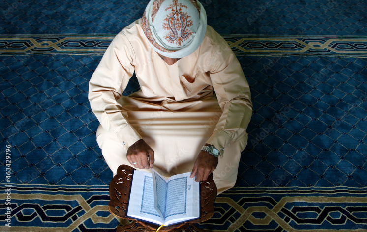 homme lecture coran